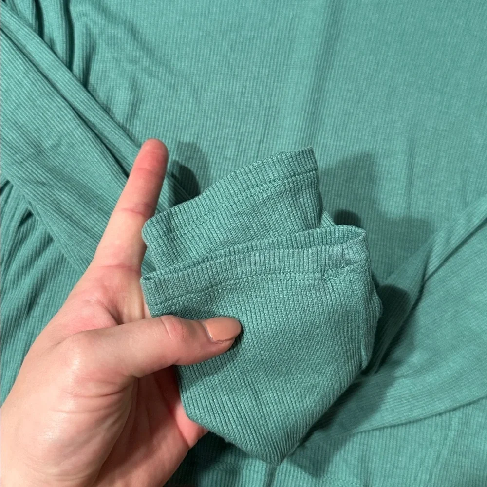 Universal Thread Top - Picture 4 of 6